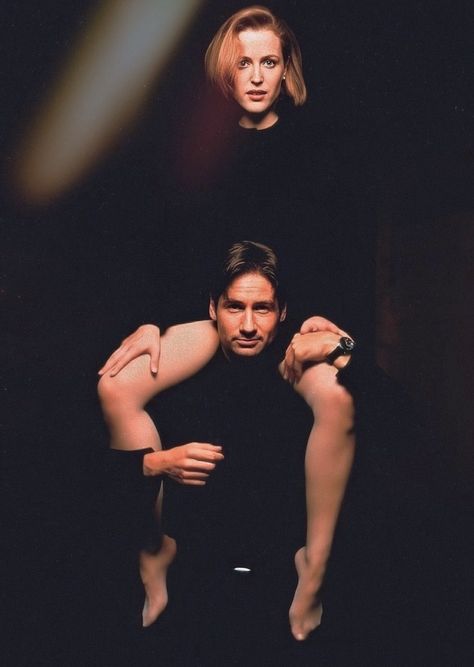 Gillian Anderson as Dana Scully and David Duchovny as Fox Mulde Gillian Anderson David Duchovny, David And Gillian, Dana Scully, David Duchovny, Gillian Anderson, X Files, Television Show, Pin Up, Fox