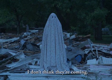 One of my favorite scenes Scary Movie Aesthetic, A Ghost Story Movie, David Lowery, Fantasy Mystery, A Ghost Story, Cinema Quotes, Casey Affleck, Suburban Home, Next Door Neighbor