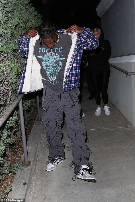 Travis And Kylie, Drake Fashion, Travis Scott Outfits, Travis Scott Fashion, Loose Sweatpants, Casual Pants Men, Inspo Fits, Rapper Outfits, Black Men Street Fashion