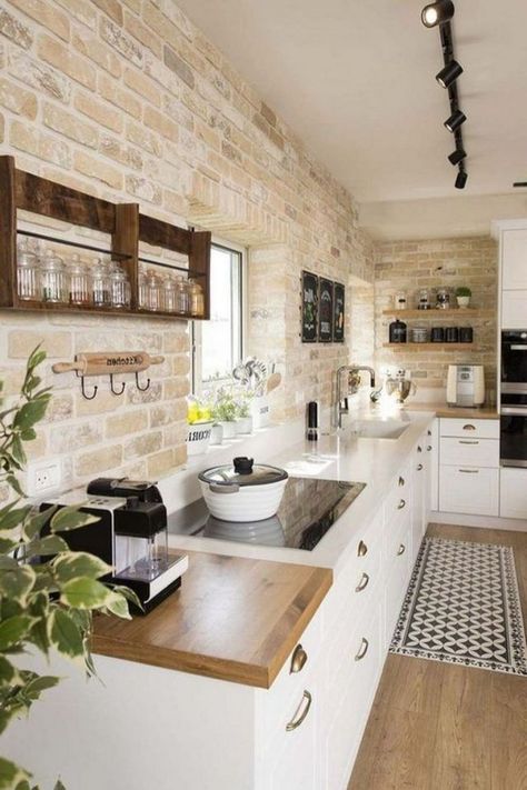 Rustic Tiles Kitchen, Kitchen Appliances Ovens & Cooktops, Farm Kitchen Design, Cottage Kitchen Tiles, Kitchen Minimalist, Window Garden, Brown Cabinets, Kitchen Backsplashes, Farmhouse Kitchen Cabinets