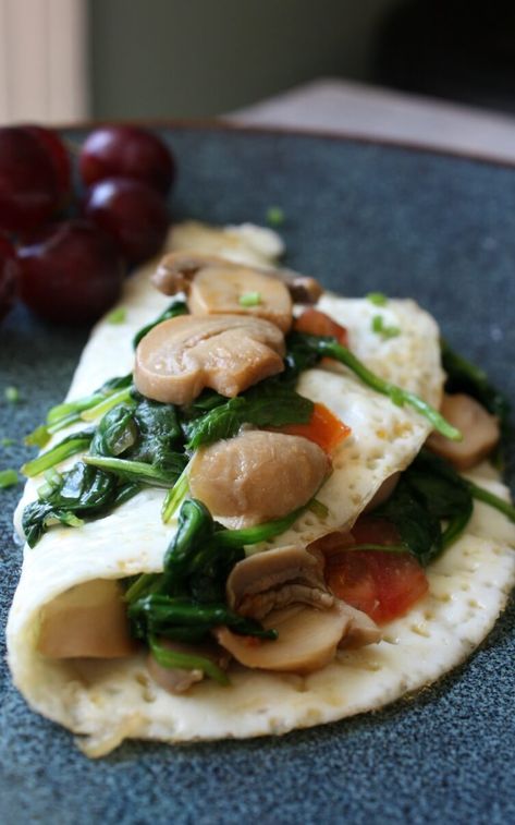 Healthy Omelet, Breakfast Cups Recipe, Egg White Omelette, Veggie Omelet, Bunny Food, Baked Kale, Omelets Recipe, Kale And Spinach, Spinach Stuffed Mushrooms