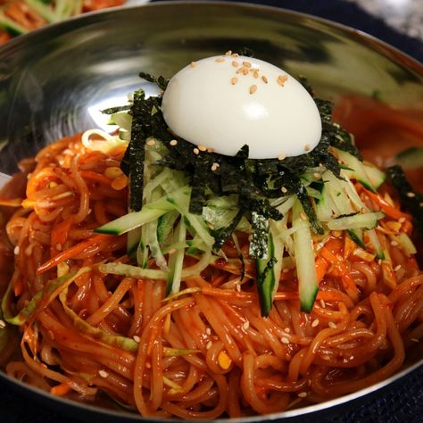 Spicy, chewy, sweet & sour cold noodles (Jjolmyeon: 쫄면) recipe - Maangchi.com Seoul Foods, Cold Noodles Recipes, Korean Cold Noodles, Maangchi Recipes, Koreansk Mad, Korean Recipe, Korean Noodles, Wheat Noodles, Cold Noodles