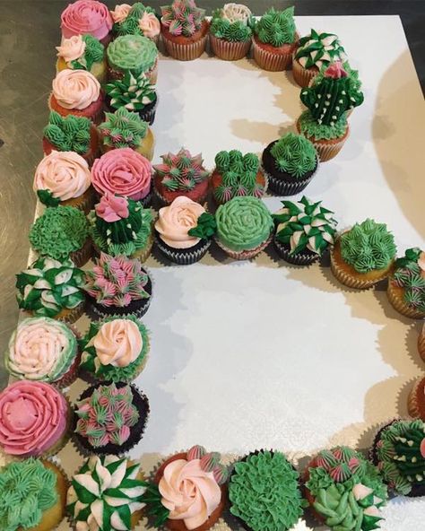 Succulent pull apart cake for the plant lovers everywhere. Birthday Cake For Plant Lover, Succulent Birthday Party Decorations, Plant Cupcakes Ideas, Succulent Birthday Party Ideas, Stormis Birthday, Plant Birthday Cakes, Plant Cake Ideas, Plant Themed Birthday Party, Plant Lover Cake