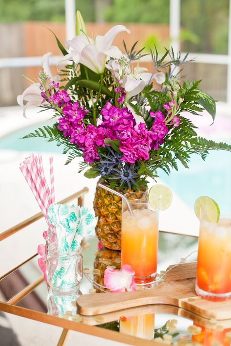 Summer Centerpiece Ideas, Pineapple Centerpiece, Pineapple Vase, Tropical Centerpieces, Diy Pineapple, Summer Table Decorations, Tropical Floral Arrangements, Tropical Flower Arrangements, Pineapple Flowers