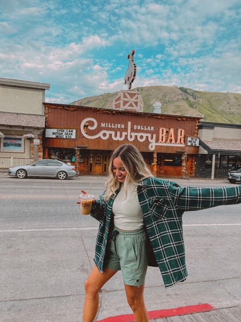 Wyoming Hiking Outfit, Downtown Jackson Hole Wyoming, Jackson Wyoming Aesthetic, Jackson Wyoming Outfit, Outfits For Jackson Hole Summer, Jackson Hole Summer Outfit, Jackson Hole Wyoming Fall Outfits, Jackson Hole Wyoming Outfits, Jackson Hole Bachelorette Party