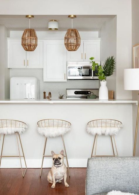 A white Smeg fridge in a transitional kitchen brings a vintage vibe surrounding white shaker cabinets, a marble-like kitchen peninsula and gold barstools. Bachelorette Apartment, Apartment Living Room Decor Ideas, Apartment Living Room Decor, Emily Henderson Design, Decor Pad, Cream Kitchen, Kitchen Backsplash Ideas, Beach House Kitchens, Sell Your House Fast