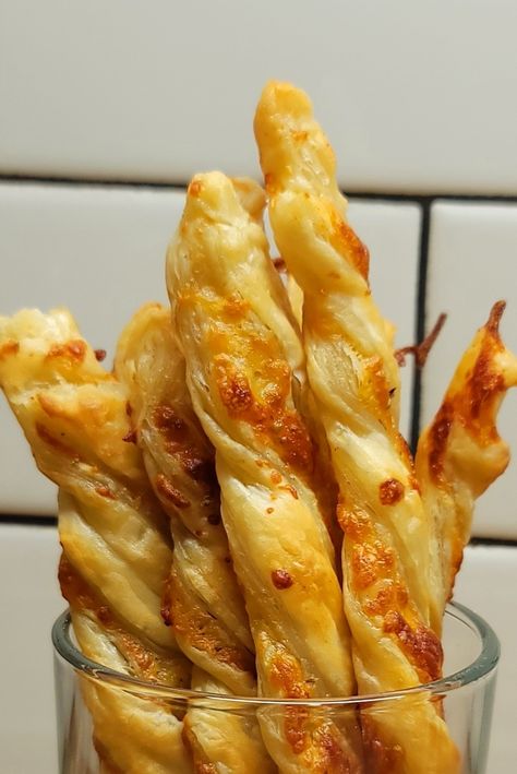 A super easy-to-make crispy cheese straw appetizer made with cheese and puff pastry - Simple Cheese Straws #appetizer #cheesestraws #appetizernight Cheese Straws Easy, Cheese And Puff Pastry, Puff Pastry Sticks, Cheese Straw, Cheese Straws Recipe, Cheese Sticks Recipe, Cheese Bread Sticks, Cheese Twists, Cheese Puff