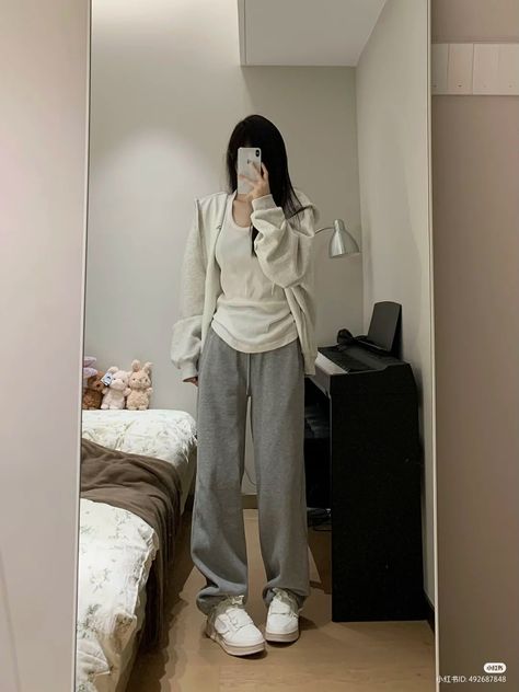 Aesthetic Sweatpant Outfits, Pretty Korean Outfits, Korean Sweatpants Outfit, Acubi Style Outfits, Acubi Fashion Outfit, Grunge Asian, Acubi Club, Outfits Sweatpants, Acubi Style