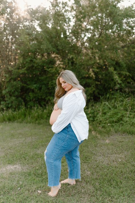 Plus Size Maternity Photoshoot Ideas, Plus Size Gender Reveal Outfit, Maternity Plus Size Fashion, Family Maternity Pictures Outfits, Plus Size Maternity Photos Summer, Maternity Photoshoot Plus Size, Plus Maternity Photography, Plus Size Maternity Photoshoot, Pregnancy Photos Plus Size