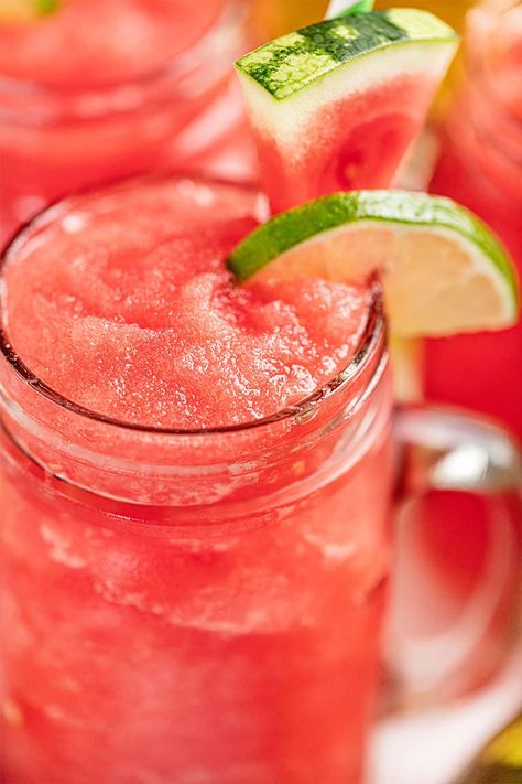 Watermelon slushies require only 4 ingredients and 5 minutes to make the most refreshing summer beverage! Blend some up for the whole family or your next party! Juice Recipes For Inflammation, Juice Recipes For Skin, Immune System Smoothie, Smoothie Flat Belly, Inflammation Juice, Recipes For Inflammation, Watermelon Slushy, Juice Recipes For Beginners, Watermelon Shake