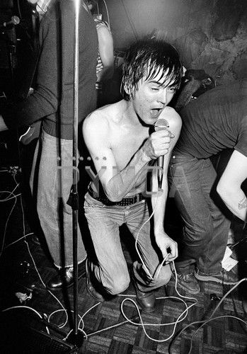 Feargal Sharkey performing with the Undertones in Warrington, 1980 Pictures Of Rocks, Billy B, 70s Punk, British Punk, The Undertones, Elvis Costello, Billy Idol, 80s Music, Punk Bands