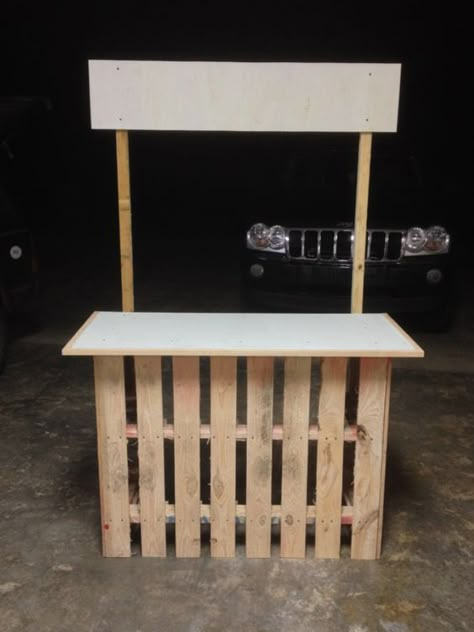 Lemonade stand from 2 pallets and some scrap wood: Bbq Wedding Ideas, Limonade Bar, Party Ideas Outdoor, Tropisk Fest, Adult Halloween Party Ideas, Backyard Bbq Wedding, Diy Lemonade Stand, Drinks Wedding, Diy Lemonade