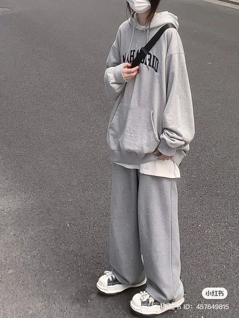 Korean Baggy Outfits, Gray Cargo Pants Outfit, Baggy Korean Fashion, Casual Tomboy Outfits, Tomboyish Outfits, Boyish Outfits, Estilo Tomboy, Simple Style Outfits, Korean Casual Outfits