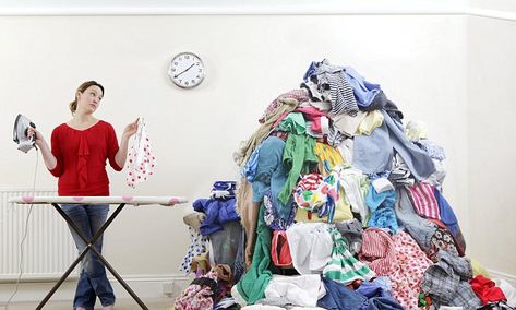 The six hacks to get your clothes wrinkle-free without using an iron Gamle T Shirts, Pile Of Clothes, Umgestaltete Shirts, Tshirt Crafts, Upcycle Recycle, Things To Make, Ropa Diy, Old T Shirts, Diy Couture