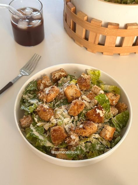 this chicken caesar salad has crispy chicken, fresh romaine and crunchy croutons. topped with parmesan and a creamy dressing, this is the perfect summer meal. Chicken Ceasar Salad Recipe Meal Prep, Yummy Filling Salads, Chicken Ceasar Recipes, Chicken Ceaser Salad Recipe, Aesthetic Salads, Chicken Salad Aesthetic, Caesar Salad Aesthetic, Chicken Corn Salad, Chicken Salad Recipe Healthy