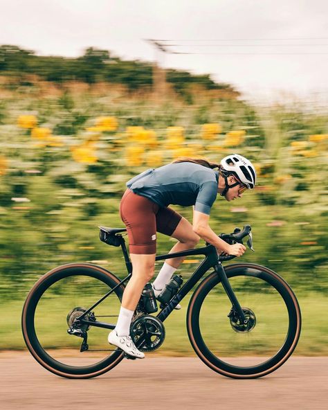 Cyclist Photoshoot, Road Bike Aesthetic, Cycling Photography Photo Ideas, Cyclist Aesthetic, Cycling Photoshoot, Velo Aesthetic, Road Cycling Photography, Biking Photography, Cyclist Photography