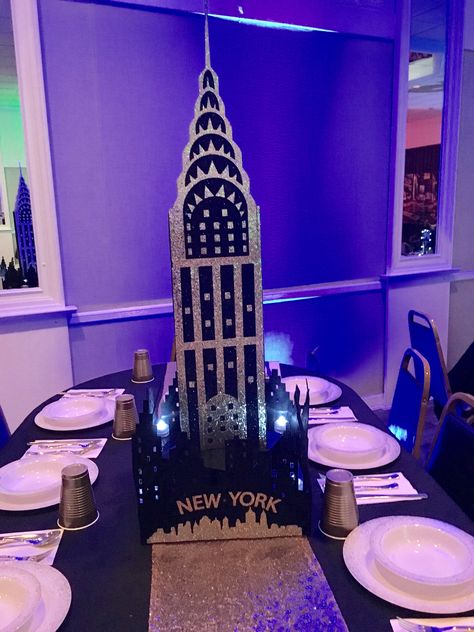 NYC Chrysler Building New York Table Decorations, Nyc Sweet 16, New York Party Decorations, New York Birthday Theme, Nyc Theme Party, Party City Decorations, New York Theme Party, Themed Prom Dresses, Nyc Party