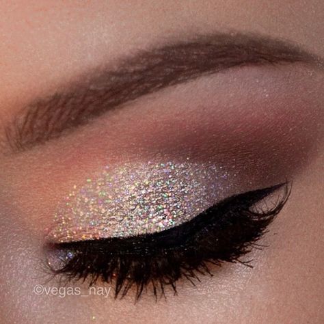 Nude and sparkly eye shadow. Make Up Sposa, Wedding Hairstyles And Makeup, Sparkly Eyes, Beauty Make-up, Silver Eye, Makijaż Smokey Eye, Kiss Makeup, Makati, Wedding Hair And Makeup