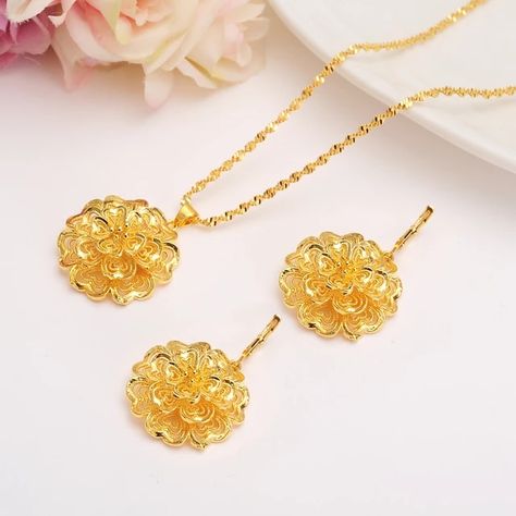 Beautiful Wedding Jewelry, African Bride, Dubai Wedding, Earrings Sets, Luxurious Fashion, Indian Jewelry Sets, Gold Fashion Necklace, Set Jewelry, Color Flower