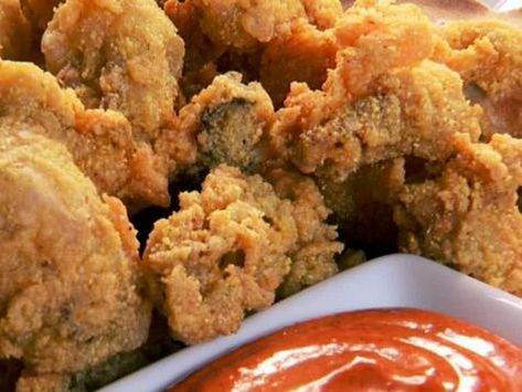 Fried Oysters Recipe, Deep Fried Oysters, Oyster Recipes, Fried Oysters, Remoulade Sauce, Fried Fish, Fried Food, Fish Dishes, Seafood Dishes