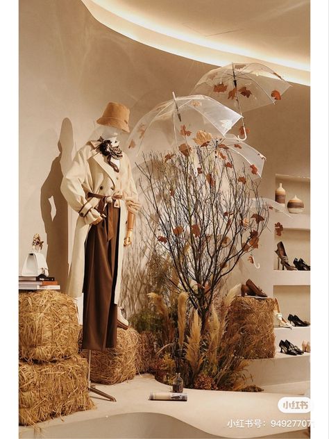 Store Fall Display Ideas, Fall Fashion Window Display, Autumnal Window Displays, Store Front Fall Decorating Ideas, Fall Windows Display, Autumn Retail Display, Autumn Shop Window Display, Boho Window Display, Fall Window Display Store Fronts