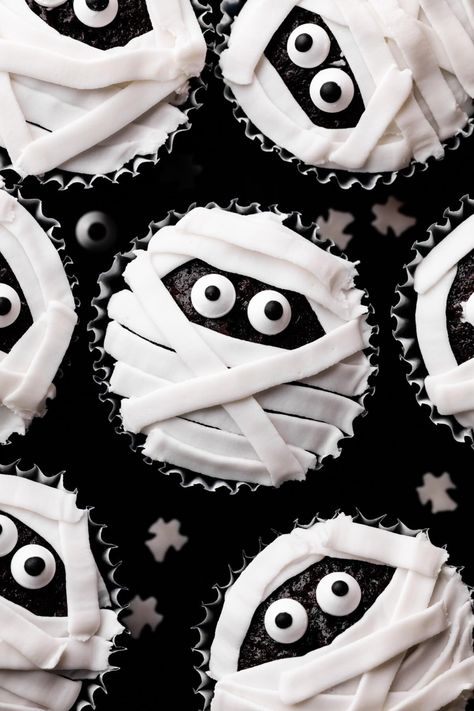 Hollowen Cupcakes Ideas, Halloween Cakes Cute, White Halloween Cupcakes, Cupcake For Halloween, Spooky Dishes Halloween Foods Easy, Lemon Halloween Cupcakes, Halloween Birthday Party Cupcakes, Halloween Cupcakes Frankenstein, Halloween Kids Cupcakes