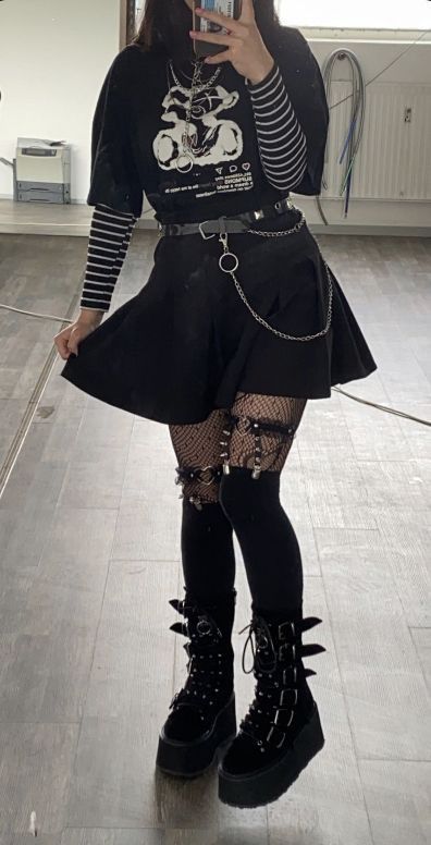 Straight Jacket Drawing Reference, Emo Gothic Outfits, Punk Fashion Female, Gothic Night Out Outfit, Gothic Inspo Outfits, Grunge Kawaii Outfits, Alt Bimbocore Outfits, Cutesy Goth Outfits, Dark Bimbocore Outfits