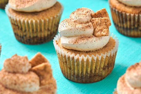 Cereal Lovers! You Need These Cinnamon Toast Crunch CupcakesDelish Cinnamon Toast Crunch Cupcakes, Creative Cupcake Recipes, Almond Joy Cupcakes, Fruity Cupcakes, Succulent Cupcakes, Easy Cupcake Recipes, Carrot Cake Cupcakes, Crunch Cake, Vanilla Cake Mixes