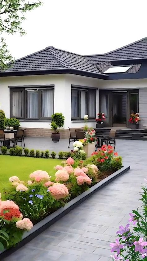 Ideas Para La Casa, Natural Gardens, Small House Design Kerala, Resurrection Garden, Succulent Landscape, Brick House Designs, Eksterior Modern, Plants Outdoor, Architectural Design House Plans