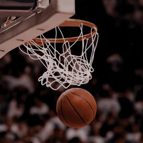 𝑹𝑰𝑽𝑬𝑹 𝑾. 𝑬𝑳𝑮𝑨𝑵 Foto Sport, Basketball Background, Ball Aesthetic, Bola Basket, Basketball Is Life, Basketball Photography, Sports Aesthetic, Most Popular Games, Basketball Wallpaper