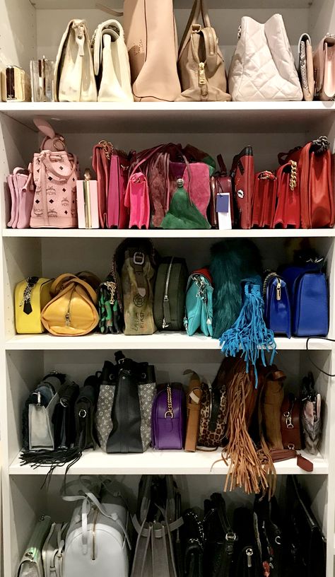 Organizing purses and bags can be difficult.  Lining them up on shelves and using bookends will keep them standing up. @open4organizing #handbagstorage #closetorganization Organizing Purses, Organizing Purses In Closet, Garderobe Design, Bag Closet, Dressing Room Closet, Purse Storage, Handbag Storage, Closet Remodel, Closet Room