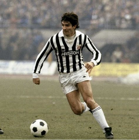 Paolo Rossi, Football Photography, Juventus Fc, Aesthetic Movies, Juventus, Football Players, Cool Photos, Soccer, Football