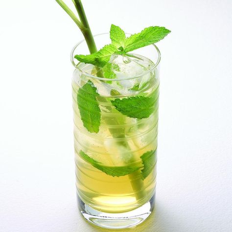 Iced Mint Green Tea Iced Green Tea Recipe, Green Tea Recipes, Iced Green Tea, Dessert Smoothie, Tea Green, Healthy Eating For Kids, Best Breakfast Recipes, Ice Tea, Adult Beverages