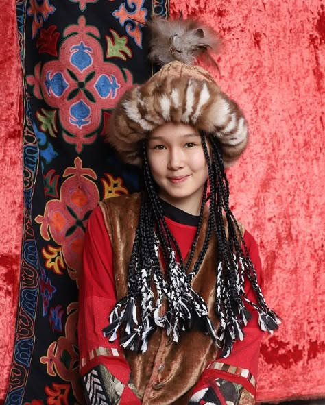 Kyrgyzstan Clothing, Kyrgyzstan People, Kazakhstan Women, Asian Braids, Eagle Hunter, Traditional Hairstyle, National Clothes, Unique Faces, Medieval Fashion