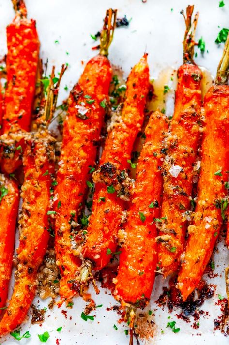 Garlic Parmesan Roasted Carrots - Just 5 minutes of prep and bake for 30 minutes for the perfect cheesy garlic roasted carrot side dish! From aberdeenskitchen.com #garlic #parmesan #roasted #carrots #vegetarian #glutenfree #sidedish #thanksgiving #christmas #holidays #recipe #easy #quick #30minute Parmesan Roasted Carrots, Carrot Side Dish, Recipe Easy Quick, Carrots Roasted, Carrots Side Dish, Roasted Carrots Recipe, Thanksgiving Menu Ideas Side Dishes, Herb Roasted Potatoes, Roasted Carrot