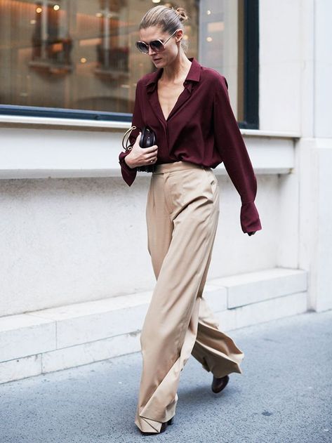 winter wedding outfits: blouse + palazzo pants = sophistication Color Uva, Winter Wedding Outfits, Outfit Ideas For Women, Couture Mode, Estilo Chic, Street Style Trends, Autumn Street Style, Spring Fashion Trends, Business Outfit