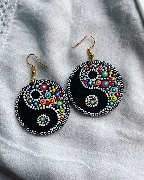 Mdf Jewelry Designs, Mdf Earrings Hand Painted, Dot Art Jewelry, Dot Painting Earrings, Mandala Earrings Diy, Dot Art Earrings, Acrylic Dot Painting Ideas, Wood Jewelry Diy, Terracotta Jewellery Designs