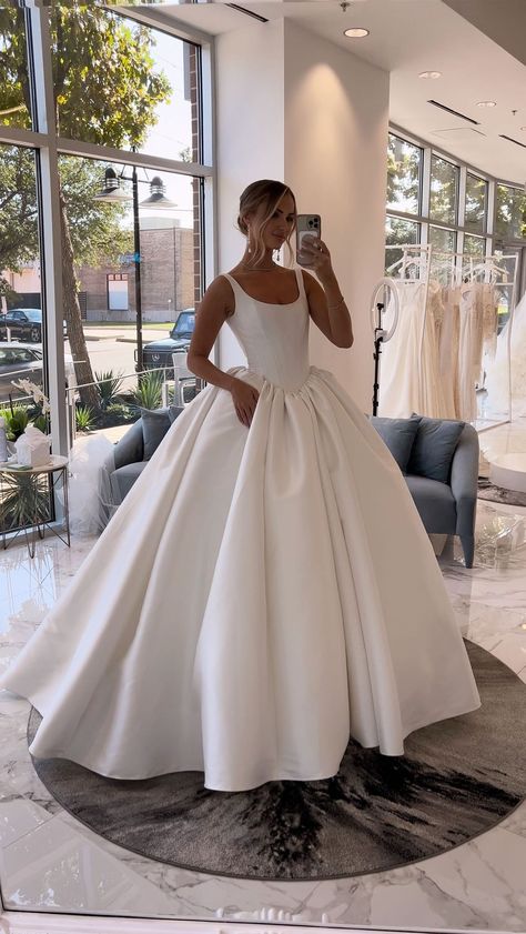 Beauty And The Beast Wedding Dresses, Italy Wedding Dress, Drop Waist Wedding Dress, Wedding Dress 2024, Glamouröse Outfits, Timeless Wedding Dress, Wedding Dresses Cinderella, Classy Wedding Dress, Pretty Wedding Dresses