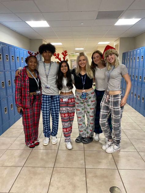 Pajama Day School Outfits, Christmas Pj Day At School, Pajamas To School Outfit, Pjs At School, Pajamas At School, Pajama Fits For School, Pj Outfits For School, Pajama Day At School Outfits, Pijama Day At School Outfits