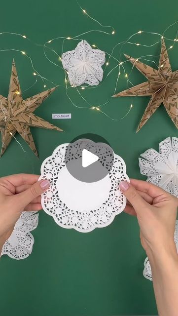 Paper Snowflakes Chain, Winter Mobile Craft, How To Make Snowflakes Out Of Paper Easy, How To Make Paper Snowflakes Easy, 3d Snowflakes How To Make, 3d Paper Snowflakes Diy, Diy Paper Snowflakes Easy, Easy 3d Snowflakes, Doily Snowflakes