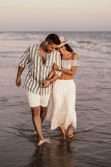 Looking for the best couple photoshoot outfit ideas? Check this post for the expert style tips and the 45+ best outfits for your upcoming photo shoot. Cancun Picture Ideas Couples, Photos Couple Plage, Beach Prenup, Minimalista Sikk, Pre Wedding Photoshoot Beach, Engagement Pictures Beach, Couples Beach Photography, Couple Beach Pictures, Wedding Fotos