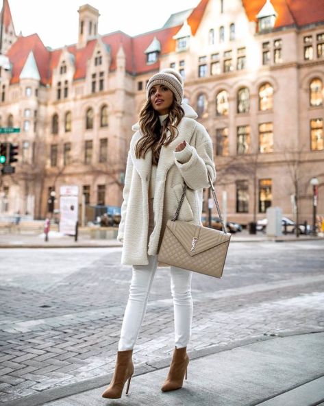 fashion blogger mia mia mine wearing a white teddy bear coat from H&M White Teddy Coat, Mantel Outfit, Winter White Outfit, Mia Mia Mine, Mode Shoes, Mia Mia, Monochromatic Outfit, Winter Outfits Cold, Coat Outfit