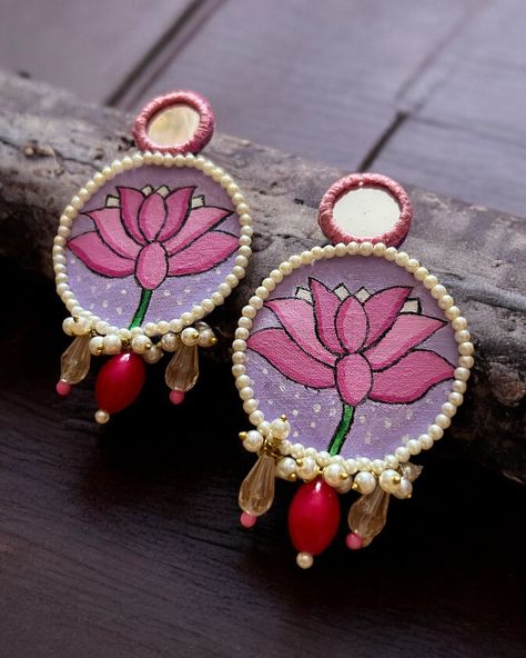 “Kamleya” Hand-painted Earrings. Follow @jewelwati for more. •Free shipping on every prepaid order. •COD Available •Easy returns/exchange •To place order click the website link in bio 💻 •You can also DM us / WhatsApp on 9330793275 to order. . . . #handpainted #handpaintedearrings #handpaintedjewelry #handmadewithlove #handmadeearrings #handmadejewellery #quirkyjewellery . . ( hand painted Jewelry, handmade earrings, hand painted earrings, handmade jewellery, quirky jewellery, mirror earr... Jewellery Mirror, Mirror Earrings, Painted Necklace, Diy Jewelry Set, Diy Fabric Jewellery, Hand Painted Necklace, Fabric Jewellery, Quirky Jewelry, Hand Painted Earrings