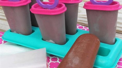 These delightful chocolate pudding pops are made with instant pudding and evaporated milk, the no-fail approach to a classic treat. Frozen Pudding Pops, Chocolate Pudding Pops, Fudgesicle Recipe, Frozen Pudding, Pudding Pops, Chocolate Popsicles, Fudge Pops, Pudding Pop, Chocolate Pops