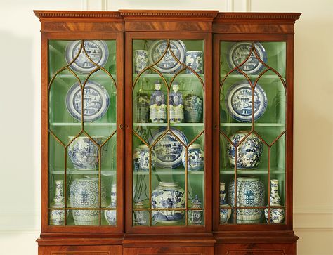 New Traditional Dining Room, Green Furniture Living Room, Kitchen Living Rooms, Dark Green Living Room, Kitchen Remodeling Ideas, Early American Furniture, Painted China Cabinets, Blue And White Chinoiserie, Blue White Decor