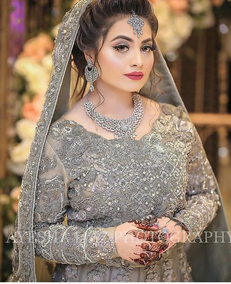 2 Likes, 0 Comments - AANCHAL (@aanchal_efg) on Instagram: “Add a little bling to your wedding season style with these elegant lehngas. For online appointment…” Pakistani Bride Hairstyle With Dupatta, Indian Bride Hairstyle With Dupatta, Pakistani Bridal Hairstyles With Dupatta, Shaadi Hairstyles, Walima Dresses Pakistani Brides, Waleema Dress, Walima Look, Walima Makeup, Walima Dresses