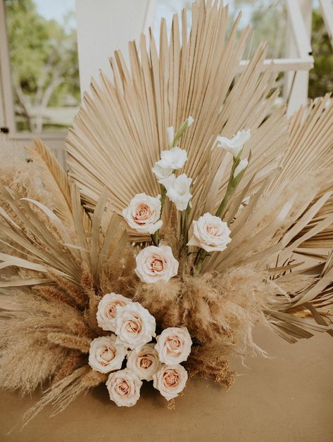 Bridal Bouquet Beach, Wedding Flowers Dried, Tropical Wedding Ideas, Wedding Decorations Diy Centerpiece, Boho Bridal Bouquet, Tropical Floral Arrangements, Palm Wedding, Camino Real, Tropical Wedding Flowers