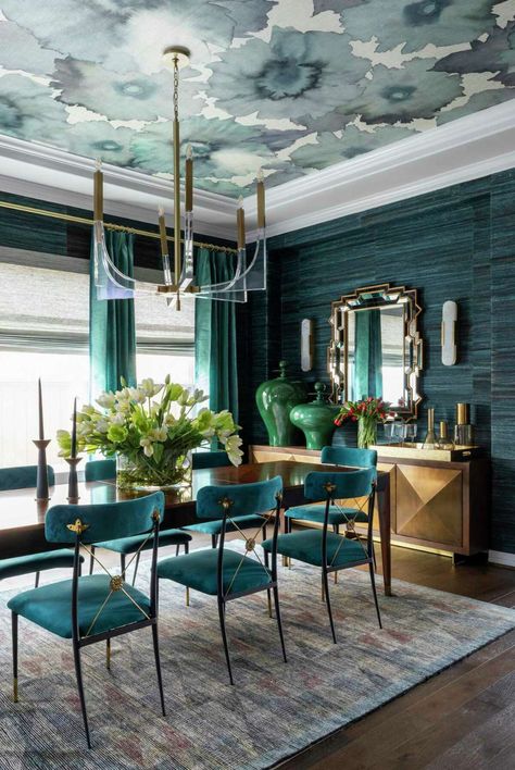 Bold Color Dining Room, Interior Design Inspiration 2023, Colorful Interior Design Living Room, Vibrant Dining Room, Teal Dining Room Decor, Dramatic Dining Room Colors, Green And Blue Interior, Maximalist Dining Rooms, Teal Interior Design