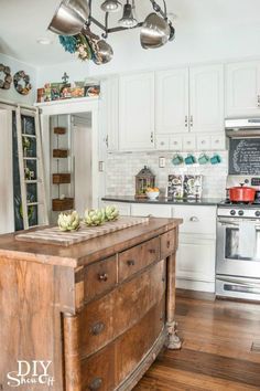 20 Insanely Gorgeous Upcycled Kitchen Island Ideas Farmhouse Kitchen Diy, Eclectic Kitchen, Vintage Farmhouse Kitchen, Diy Kitchen Island, Island Decor, Kitchen Farmhouse, Hus Inspiration, Modern Farmhouse Kitchens, Kitchen Redo