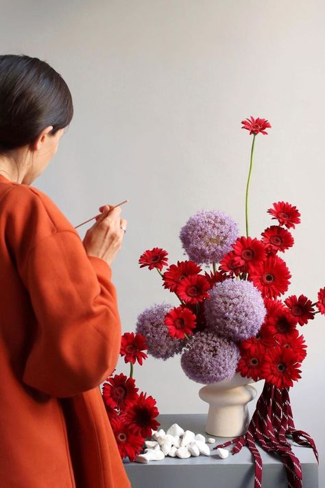 Cny Aesthetic, Sogetsu Ikebana, Rose Aesthetic, Unique Floral Arrangements, Ikebana Flower, Low Centerpieces, Unique Flower Arrangements, Ikebana Flower Arrangement, Boquette Flowers